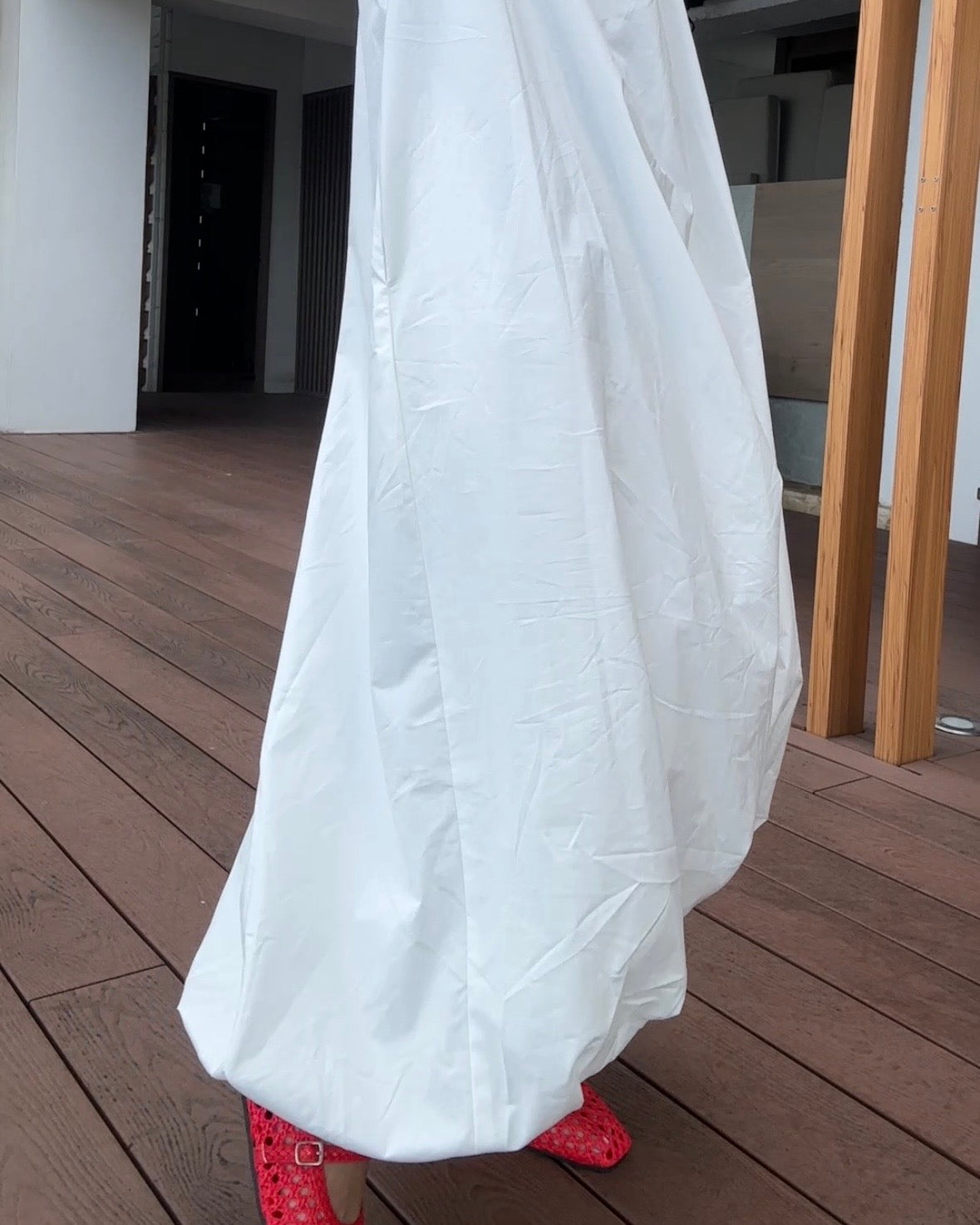 Opliz2607U領寬肩帶花苞洋裝（白）