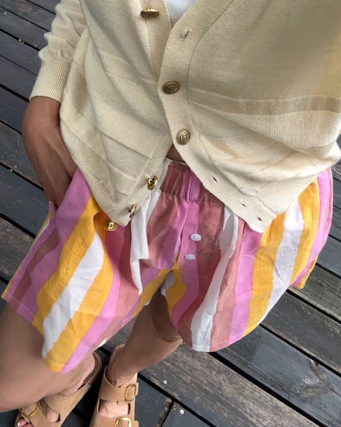Btta2607彩虹寬條紋鈕扣抽繩短褲