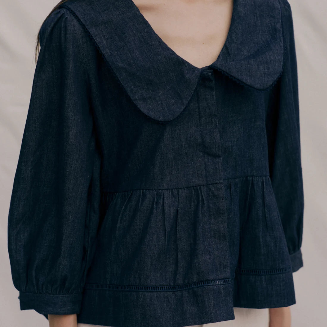 Tpshe2609造型刺繡圓領襯衫（單寧）