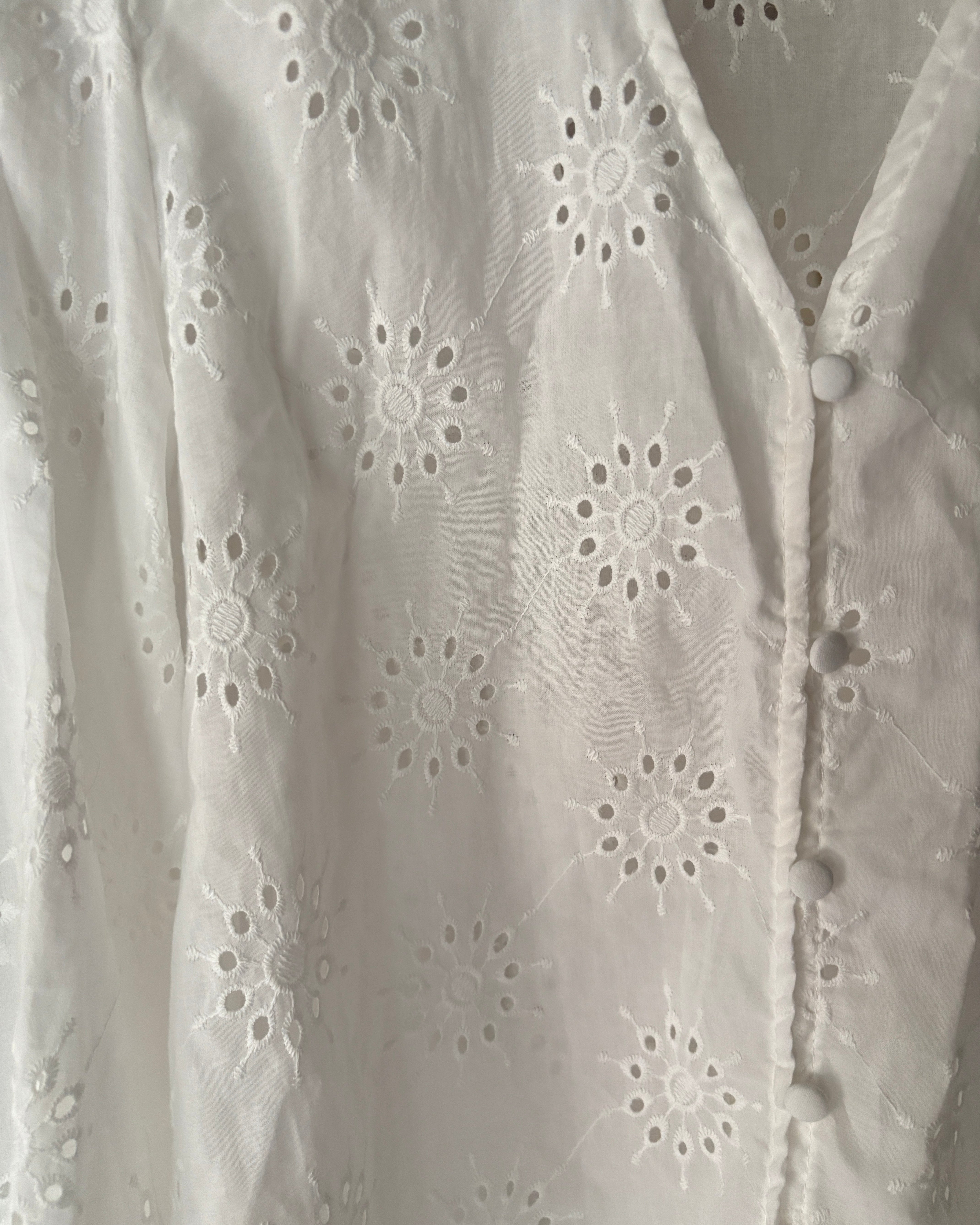 Tpliz2607V領洞洞花朵刺繡襯衫（白）
