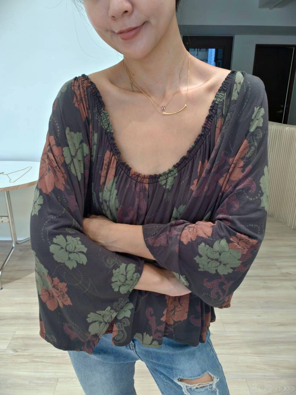 free2610tpU領抓皺蝙蝠袖花朵上衣（灰紫）-9